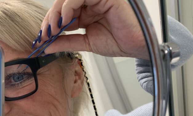 För dålig syn för att plocka ögonbrynen?