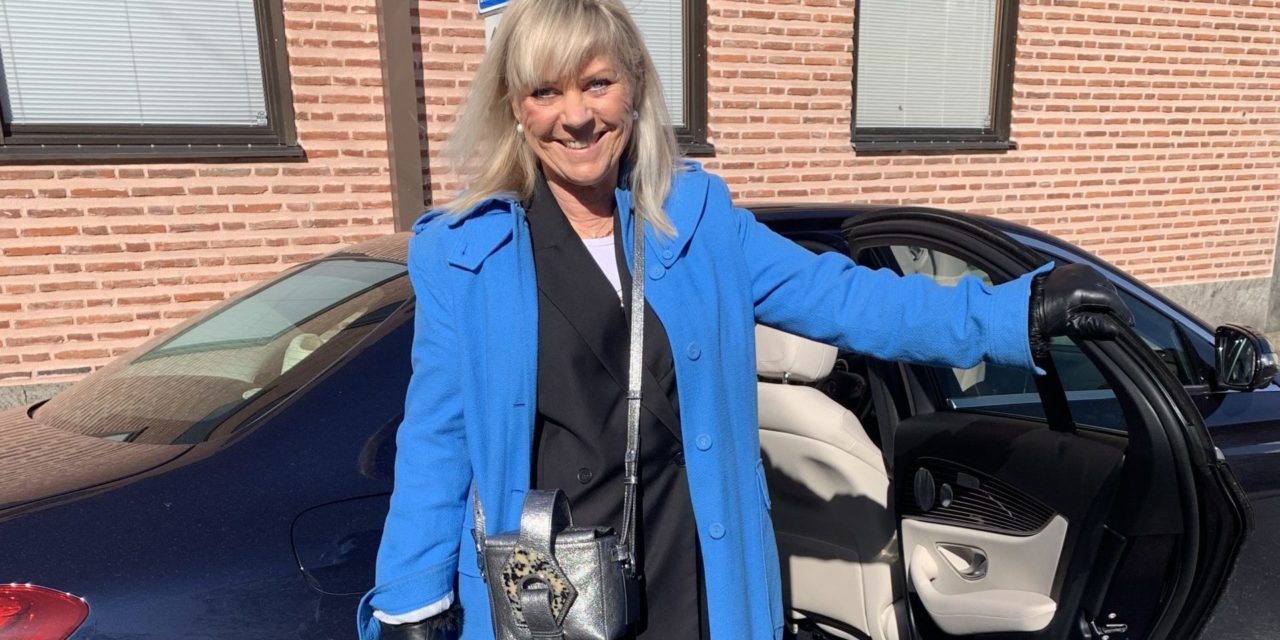 Glad i min knallblå trenchcoat!