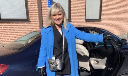 Glad i min knallblå trenchcoat!