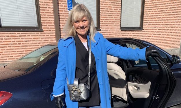 Glad i min knallblå trenchcoat!