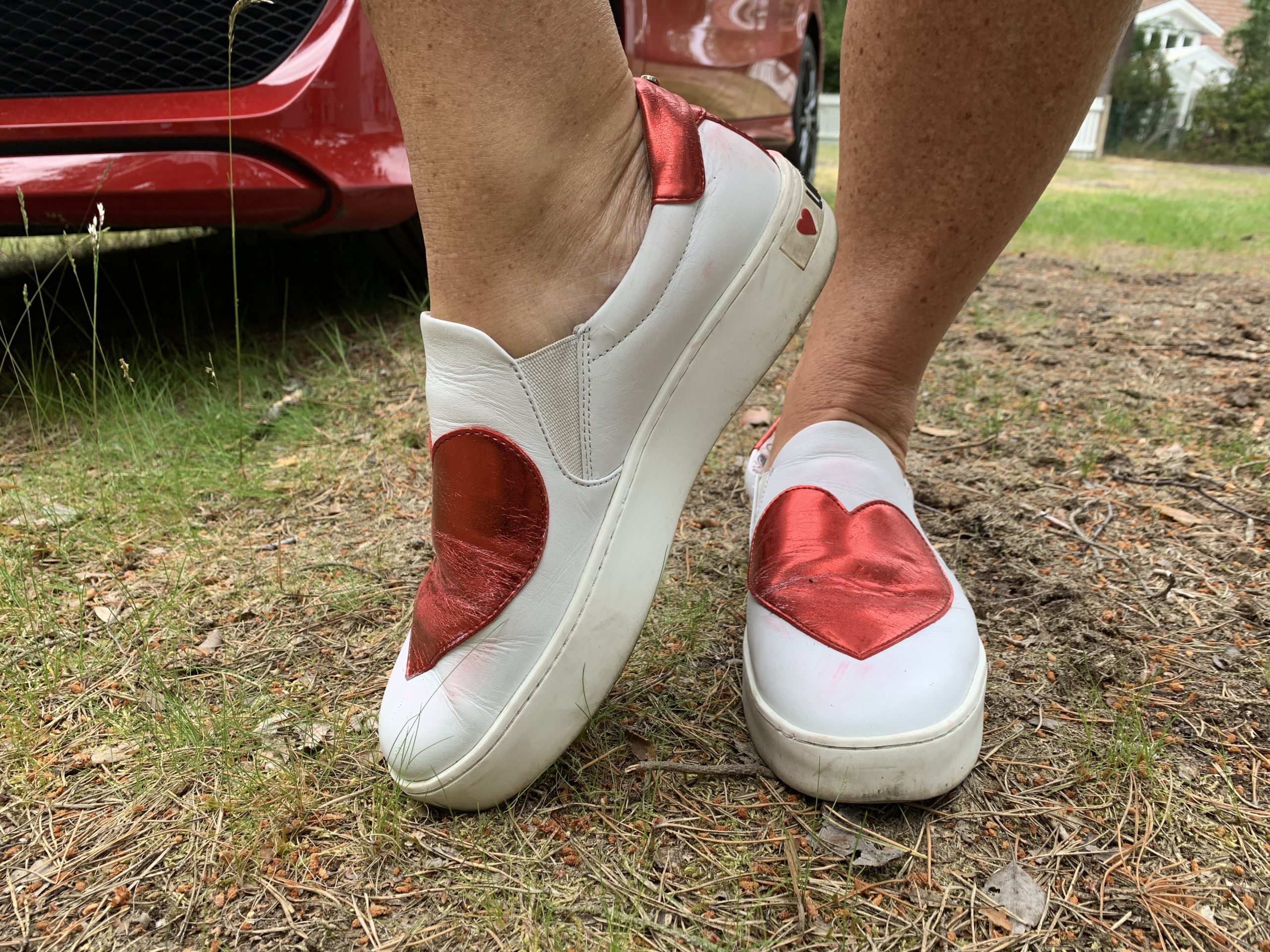 Vita sneakers med röda hjärtan från Moschino
