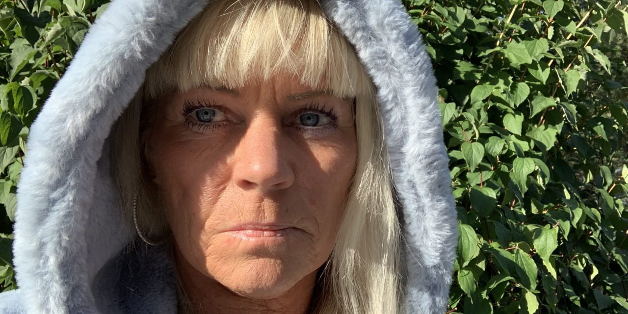 Omfamnad av min nya fluffiga ljusblå vän