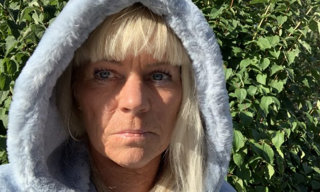 Omfamnad av min nya fluffiga ljusblå vän