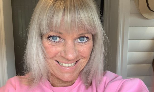 Kan ju tyckas märkligt att färga håret grått, när jag inte har några gråa strån naturligt…