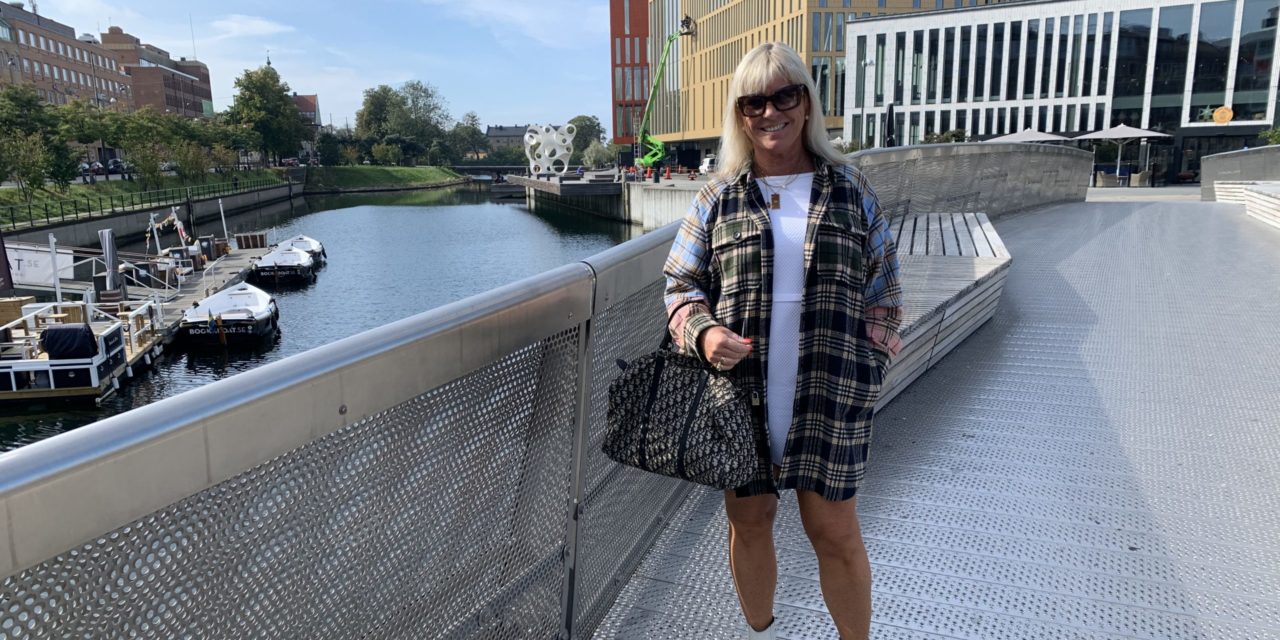 Varken skjorta eller jacka. Kanske skjortjacka?