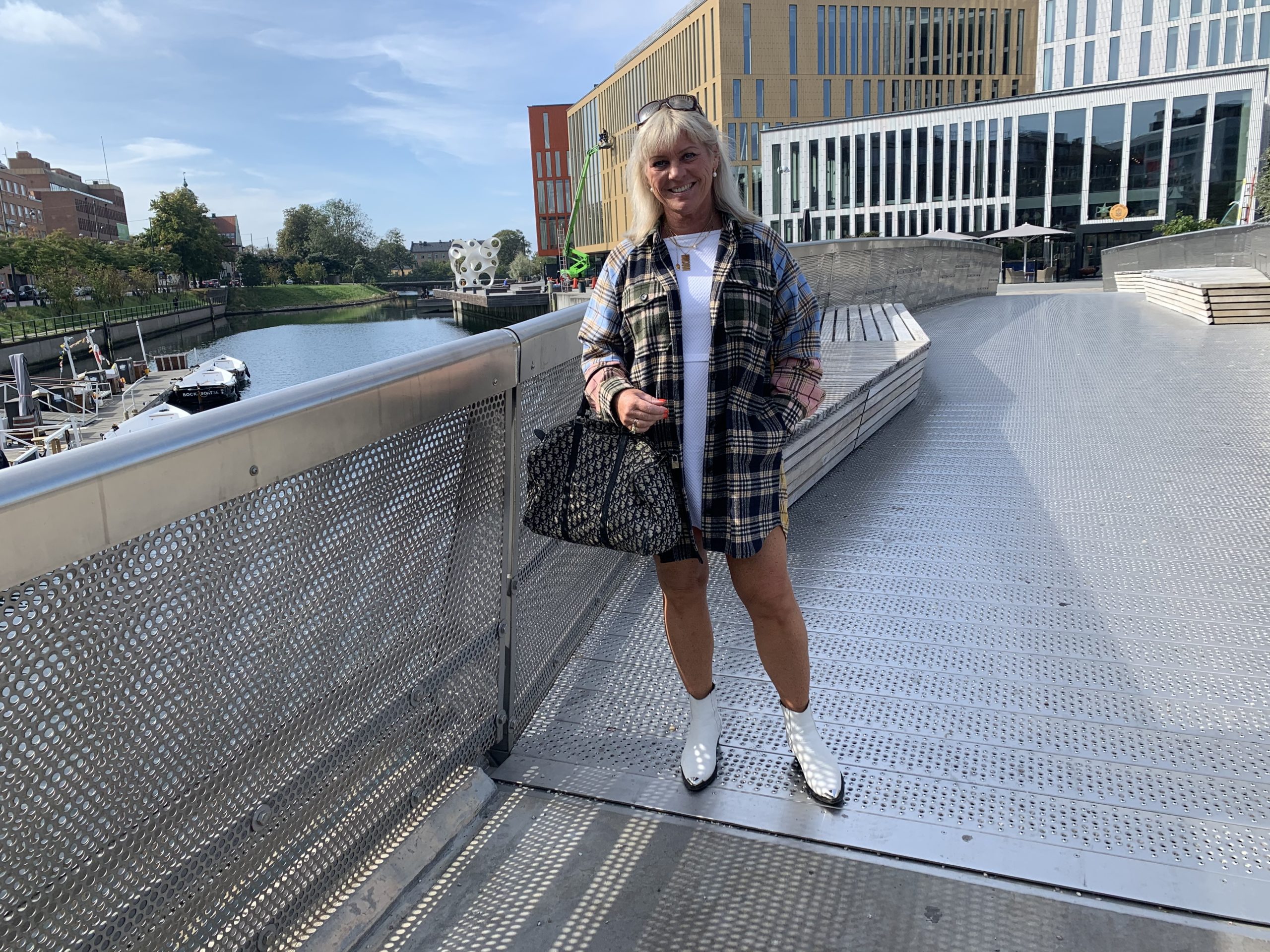 På bron över kanalen i Malmö