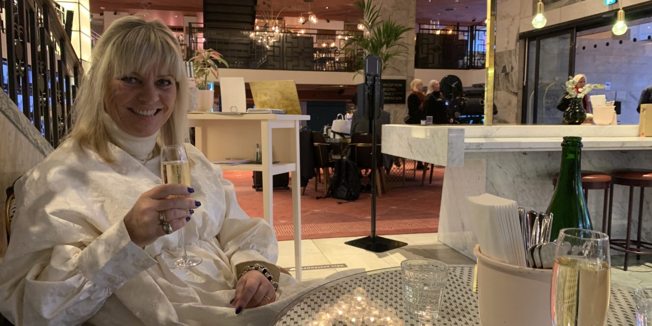 Skål och tack till Valter och Caroline för en underbar klänning!