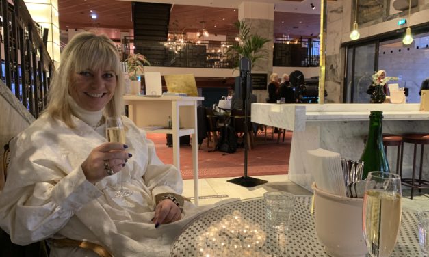 Skål och tack till Valter och Caroline för en underbar klänning!