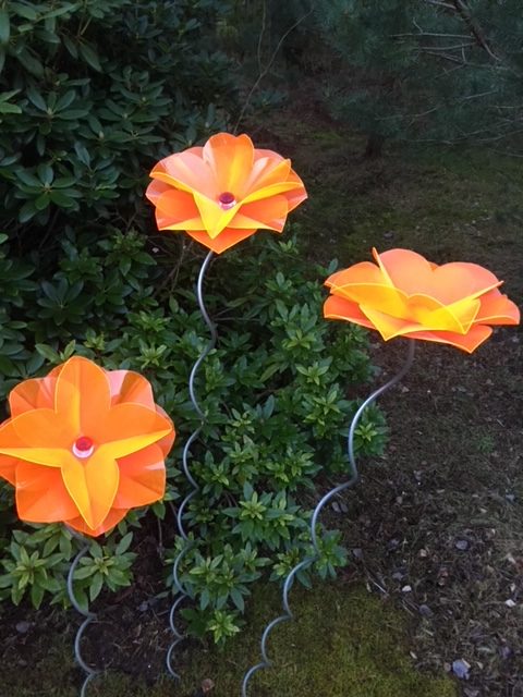 Våra orange plastblommor skapade av Margareta Forslund