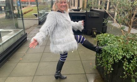 En outfit kan börja med ett par randiga strumpbyxor som man råkar hitta i en låda.