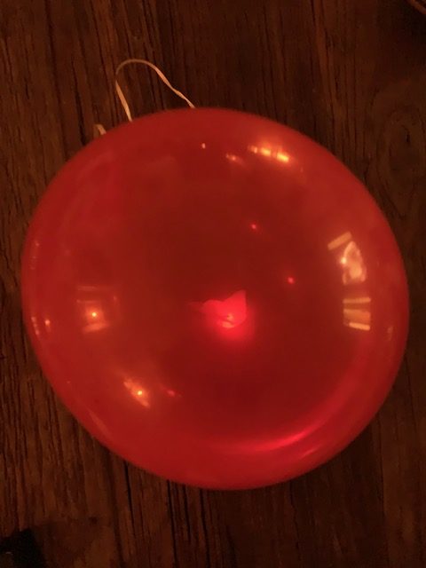 En liten lapp ligger och lyser i ballongen