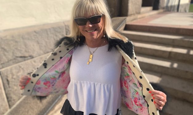 I min prickiga drömjacka från Saks Potts!