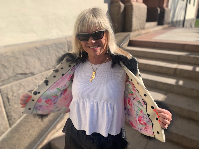 I min prickiga drömjacka från Saks Potts!