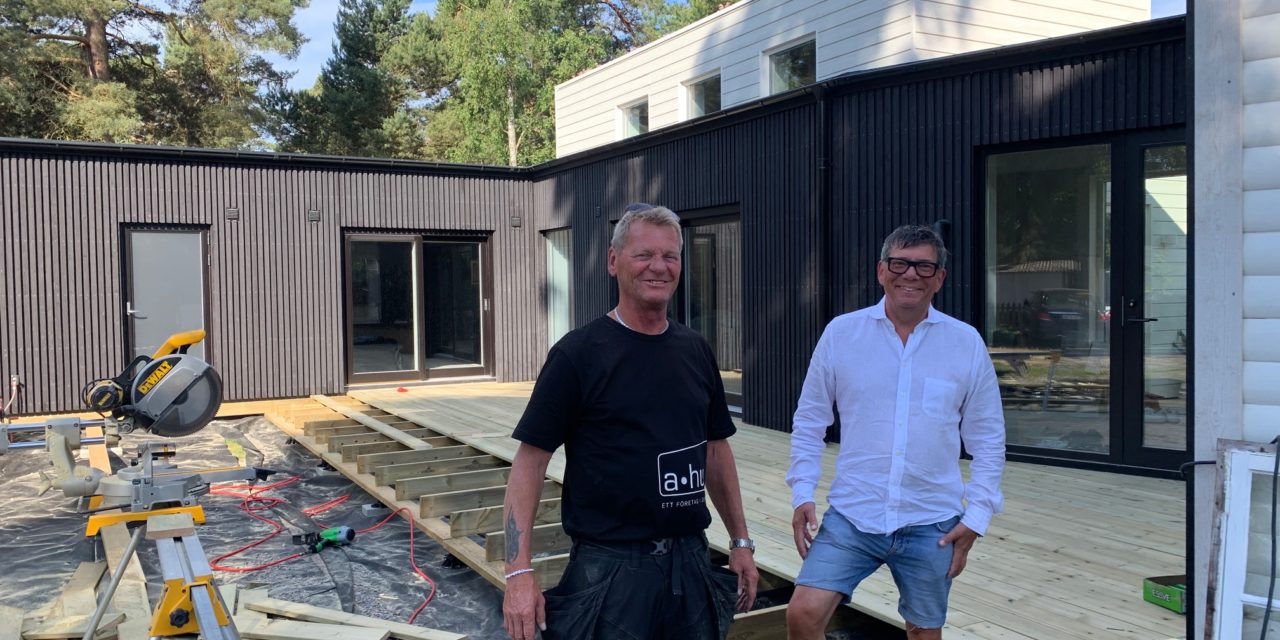 Snart har vi trädäck på framsidan också! Blir sååå bra.