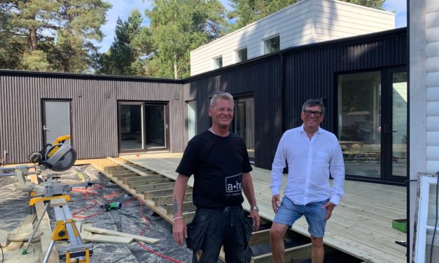 Snart har vi trädäck på framsidan också! Blir sååå bra.