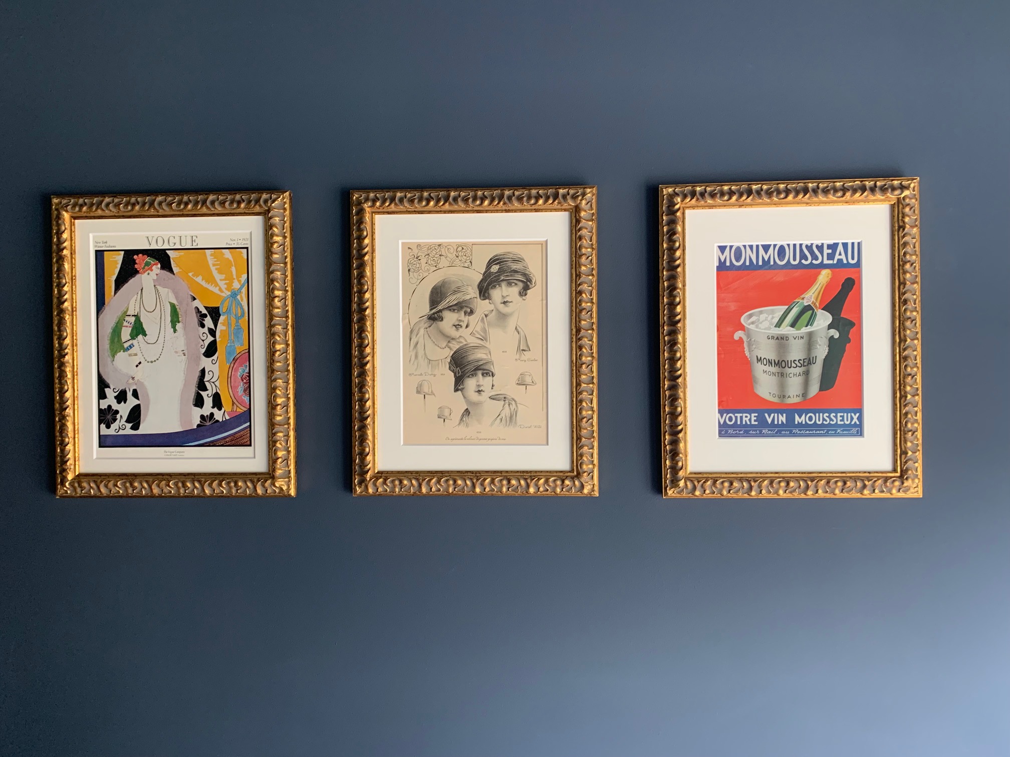 I sovrummet hänger dessa gamla affischer från 30-talet