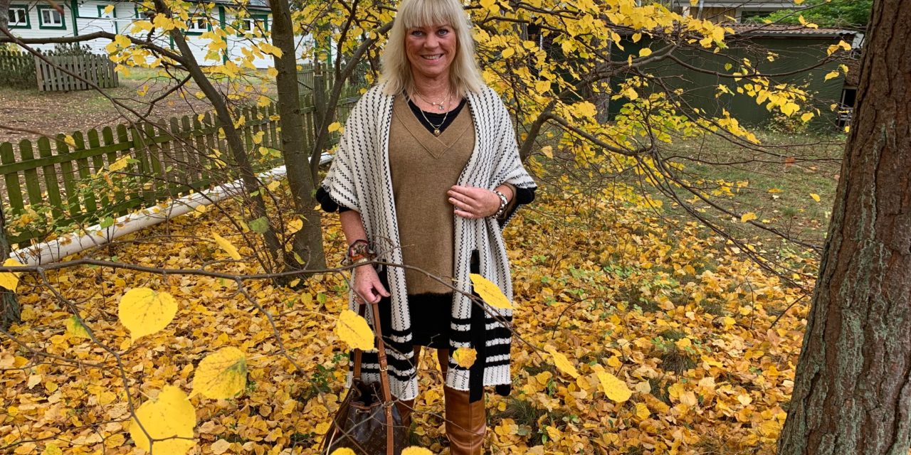 Höstklädd bland höstlöven.