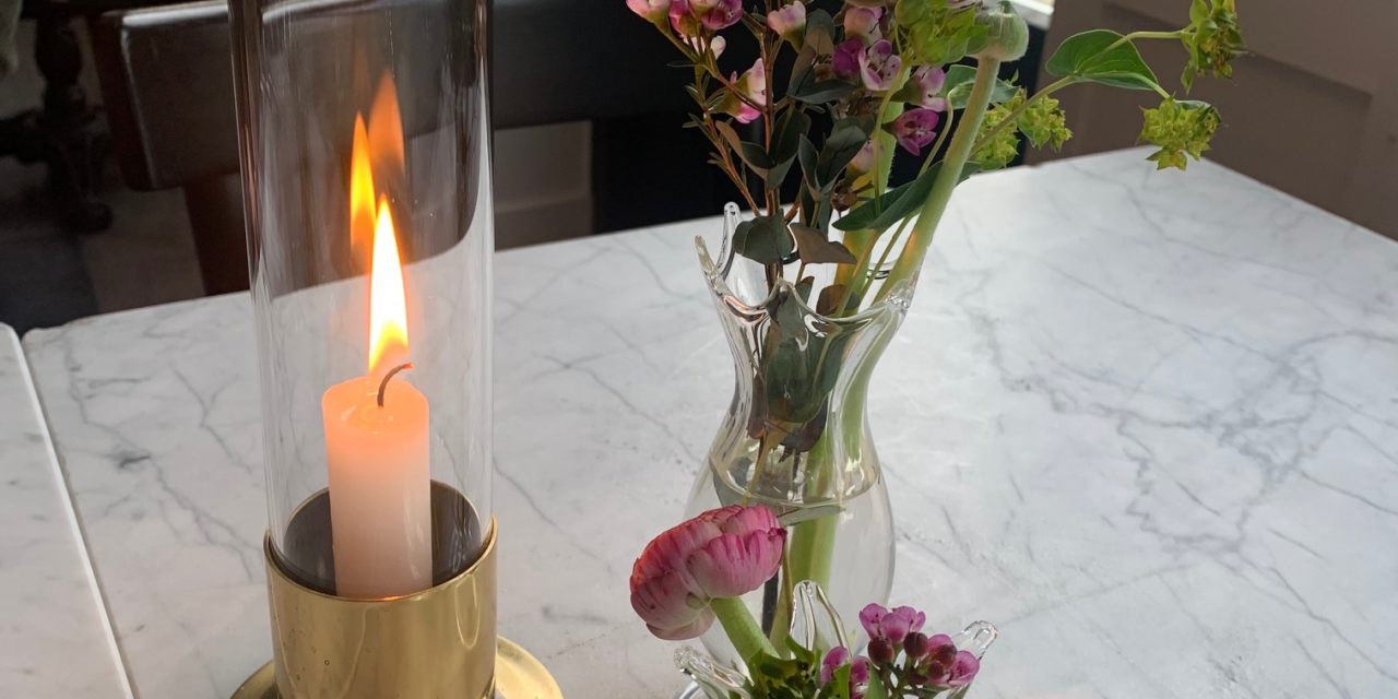 En begravning och två bröllop.