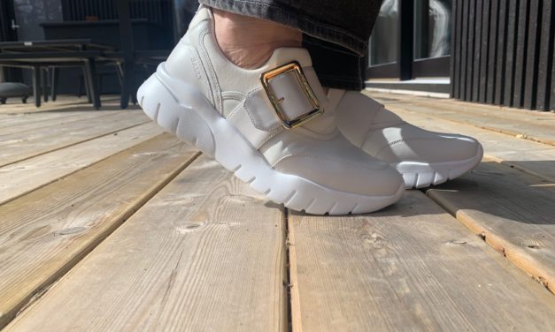 Sommarens bästa sneakers – och smartaste väska!