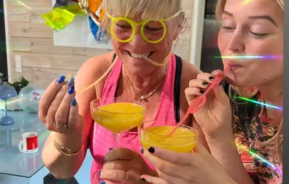 När mina älskade döttrar kom och överraskade och kidnappade mig till min möhippa började jag gråta – av lycka!