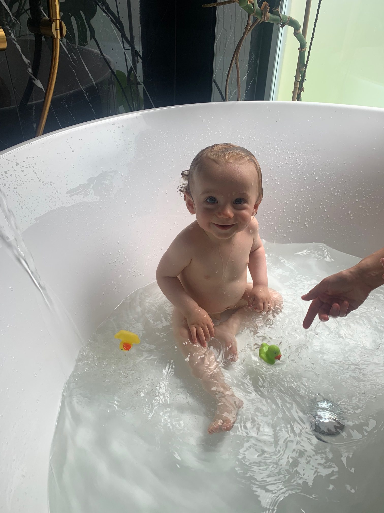 Charlie badar i vårt badkar