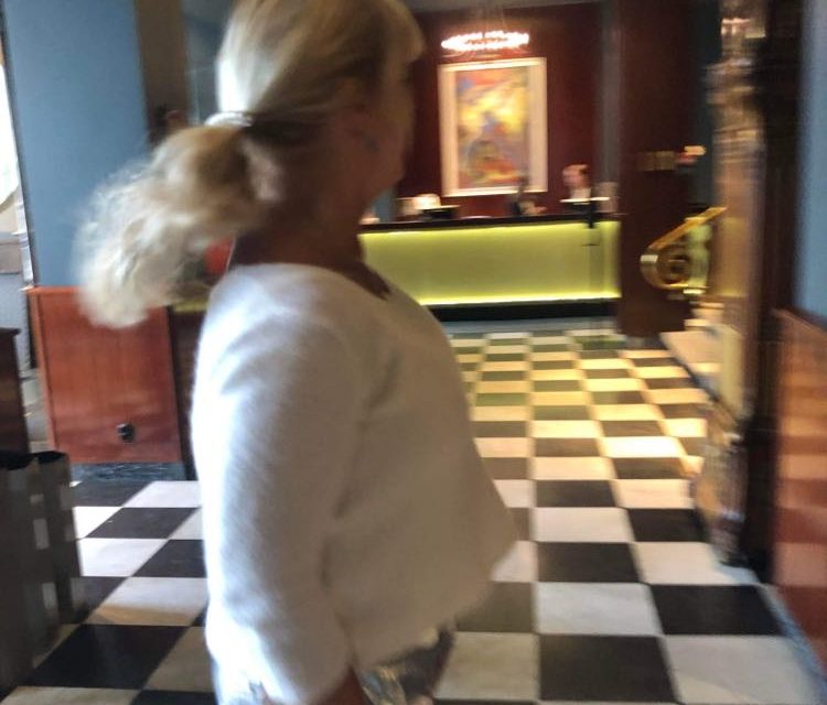 Klart tjejen ska ha ett par silvershorts!