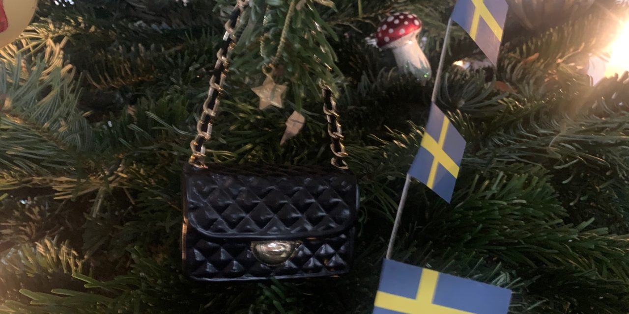 En julgran full av minnen från alla tider och platser vi och våra barn besökt.