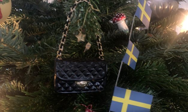 En julgran full av minnen från alla tider och platser vi och våra barn besökt.