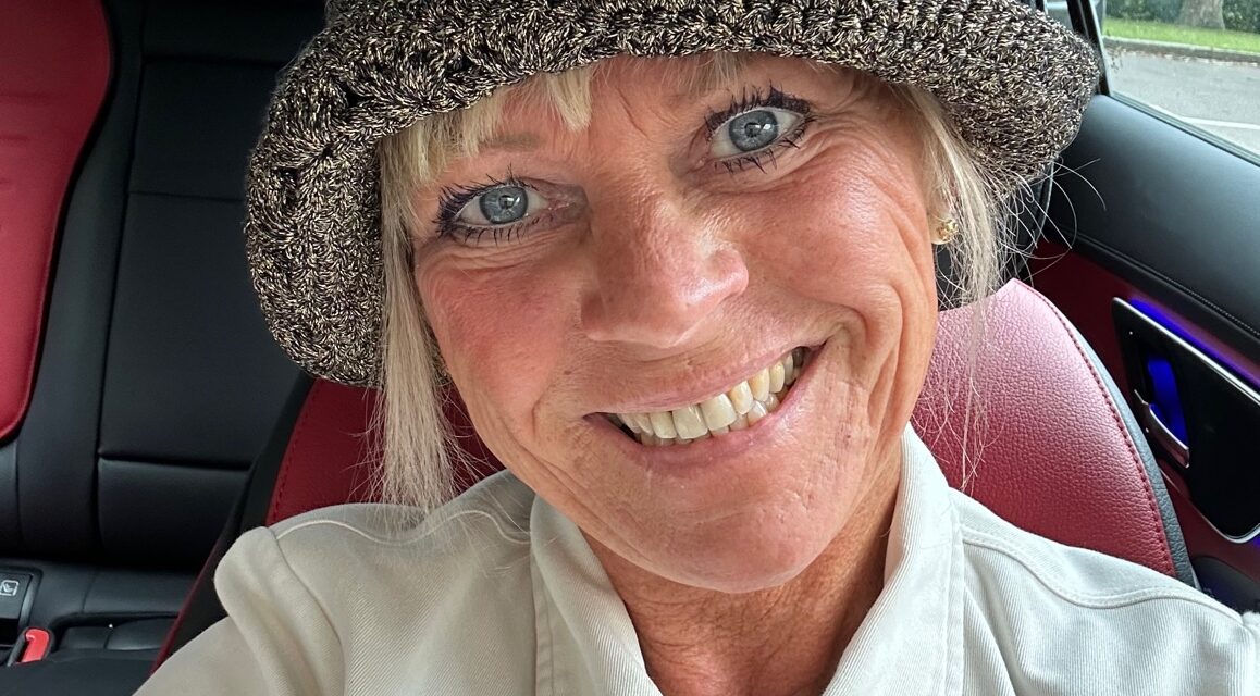 Flickan med guldbyxorna och guldhatten. Eller denim. Två somriga stilar.