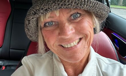 Flickan med guldbyxorna och guldhatten. Eller denim. Två somriga stilar.