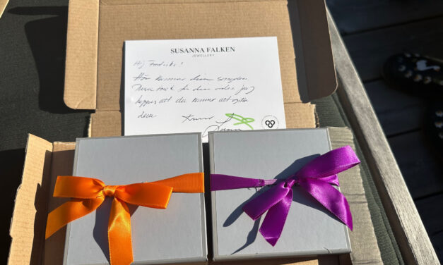 Reklam: Hårband, snoddar, hårsmycken och scrunchies som skonar hår och hud!